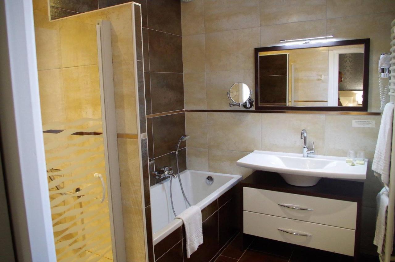 Reyssouze Logis Hotel Les Platanes מראה חיצוני תמונה